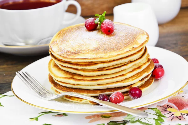 Leckere Pfannkuchen mit Preiselbeeren — Stockfoto