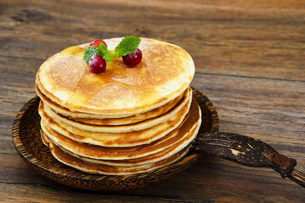 Crêpes savoureuses avec pile de canneberges — Photo