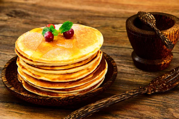 Crêpes savoureuses avec pile de canneberges — Photo