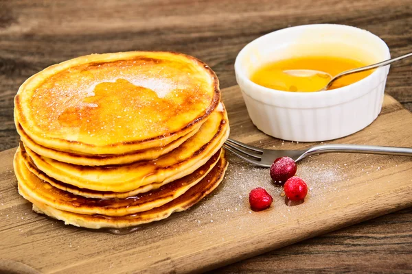 Crêpes savoureuses avec pile de canneberges — Photo