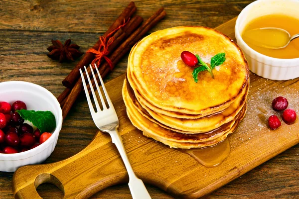 Leckere Pfannkuchen mit Preiselbeeren — Stockfoto