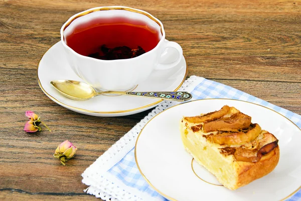 Apple Pie cu ceașcă de ceai pe Woody Backfround — Fotografie, imagine de stoc