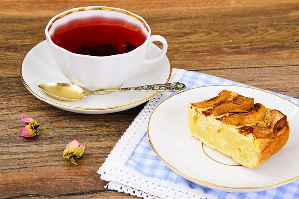 Torta de maçã com xícara de chá no Woody Backfround — Fotografia de Stock