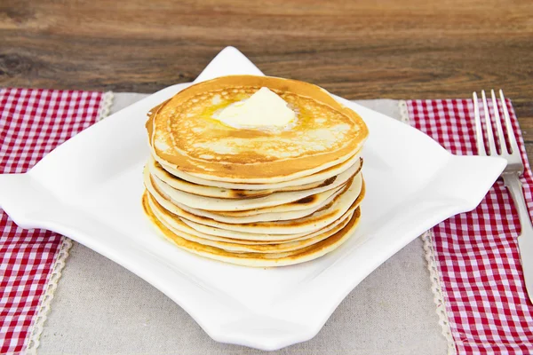 Leckere Pfannkuchen stapeln sich mit Butter — Stockfoto