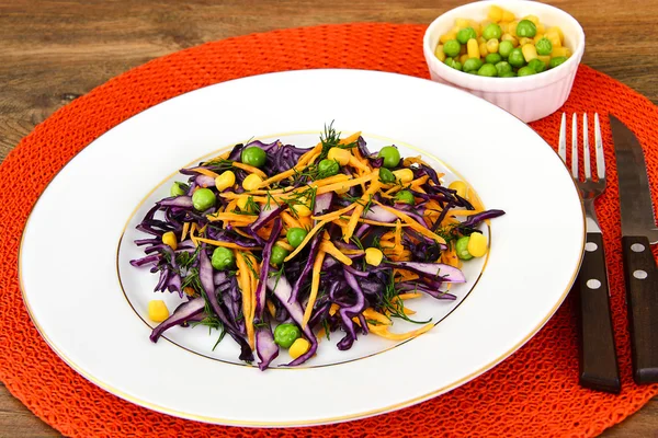 Salata, kırmızı lahana, kabak, bezelye ve Mısır