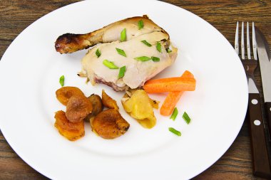 Kuru Kayısı, elma ve havuç ile pişmiş tavuk jambon