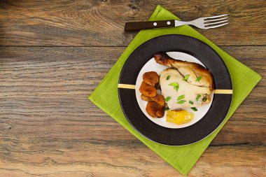 Kuru Kayısı, elma ve havuç ile pişmiş tavuk jambon