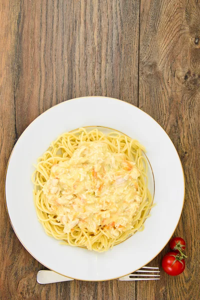 Espaguete com frango, cebolas, cenouras em molho cremoso — Fotografia de Stock