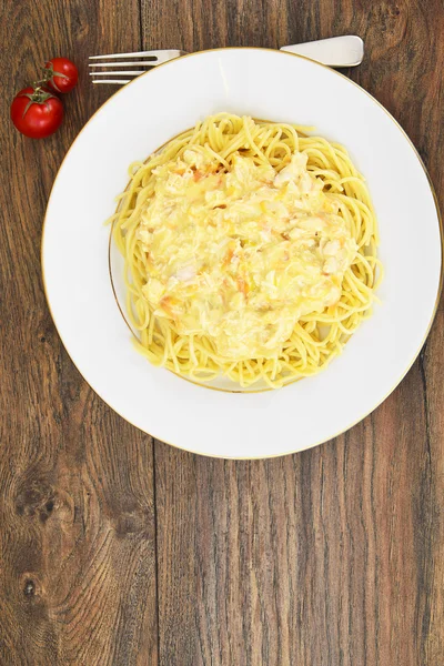 Spagetti tavuk, soğan, havuç bir krem sos ile — Stok fotoğraf