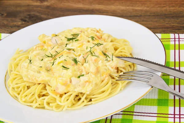 Espaguetis con pollo, cebollas, zanahorias en salsa cremosa — Foto de Stock