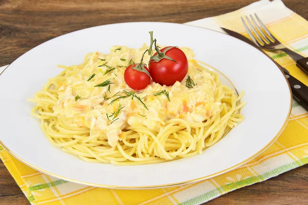 Spaghettis au poulet, oignons, carottes dans une sauce crémeuse — Photo