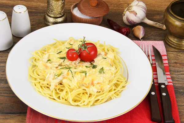 Espaguetis con pollo, cebollas, zanahorias en salsa cremosa — Foto de Stock