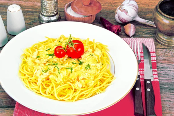 Espaguetis con pollo, cebollas, zanahorias en salsa cremosa — Foto de Stock