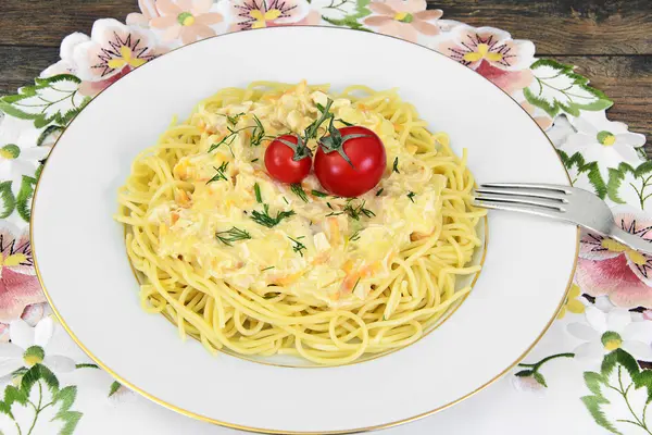 Spaghetti with Chicken, Onions, Carrots in a Creamy Sauce — Stock Photo, Image