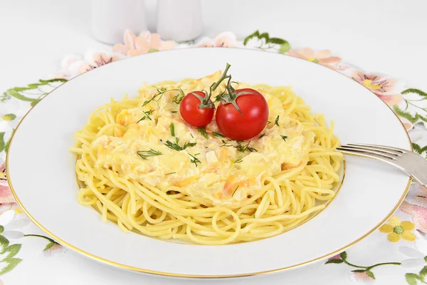 Spaghettis au poulet, oignons, carottes dans une sauce crémeuse — Photo