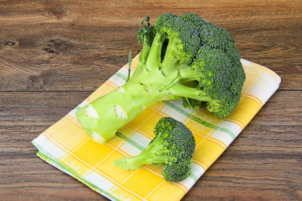 Brokoli hijau segar di Latar Belakang Kayu — Stok Foto