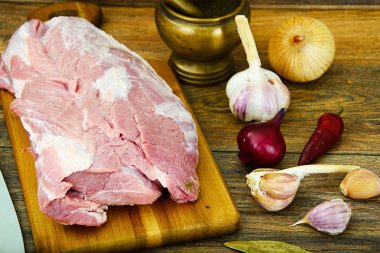 bir kesme tahtası üzerinde çiğ domuz eti