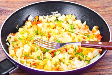 Yaban mersini ile kızarmış lahana