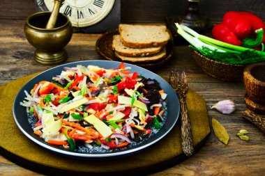 Çin sebze güveç. Kırmızı biber, bezelye, havuç. Diyet gıda