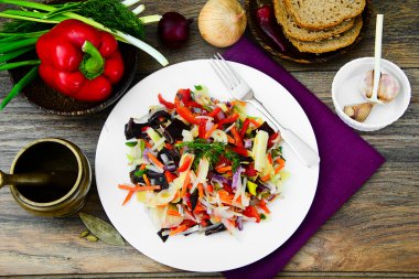 Çin sebze güveç. Kırmızı biber, bezelye, havuç. Diyet gıda