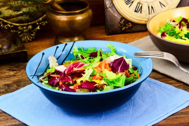 Karışık salata roka, pazı, Mısır, havuç, mesklan, buzdağı