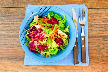 Karışık salata roka, pazı, Mısır, havuç, mesklan, buzdağı