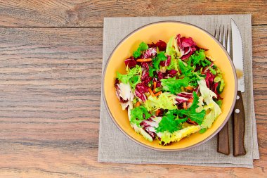 Karışık salata roka, pazı, Mısır, havuç, mesklan, buzdağı