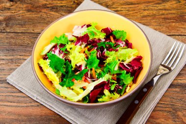 Karışık salata roka, pazı, Mısır, havuç, mesklan, buzdağı