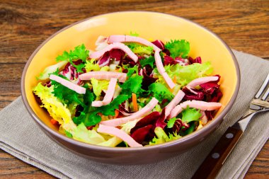Karışık salata roka, pazı, Mısır, havuç, mesklan, buzdağı