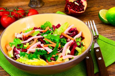 Karışık salata roka, pazı, Mısır, havuç, mesklan, buzdağı