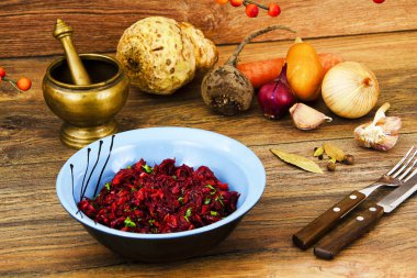 Pancar, soğan, havuç, sarımsak, bitkisel yağ ihtiva eder