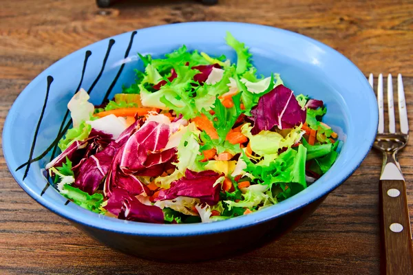 Rúcula de ensalada mixta, acelga, maíz, zanahorias, mallas, iceberg —  Fotos de Stock