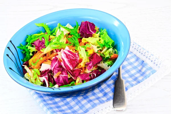 Gemengde salade rucola, snijbiet, maïs, wortelen, mesklan, ijsberg — Stockfoto