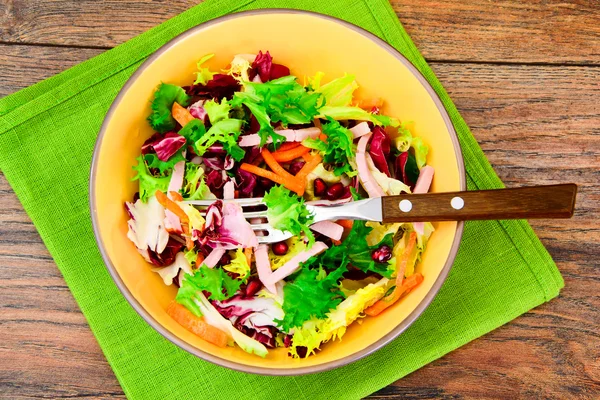Salada mista arugula, acelga, milho, cenoura, mesklan, iceberg — Fotografia de Stock