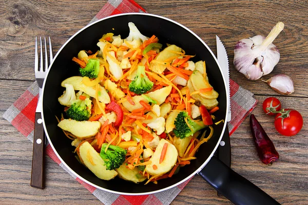 Gestoomde groenten aardappelen, wortelen, maïs, groene bonen, UI — Stockfoto