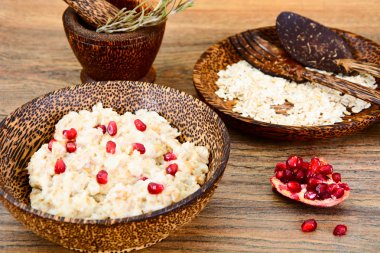 Nar diyet sağlıklı gıda ile yulaf lapası