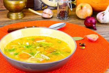 Brokoli, havuç ve kereviz, kabak ve tür tavuk çorbası