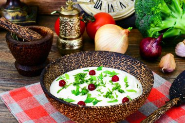 Yabani havuç püresi çorba krema, dereotu, soğan, Cranberries ile