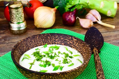 Yabani havuç püresi çorba krema, dereotu, soğan, Cranberries ile