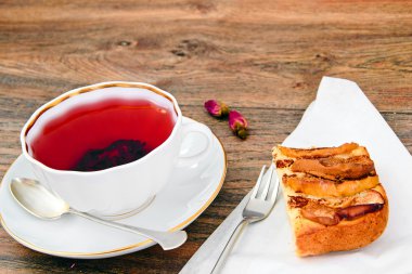 Elmalı turta Woody arka plan üzerinde çay bardağı ile.