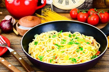 Spagetti kabak, domates, kaşar peyniri, sarımsak ile