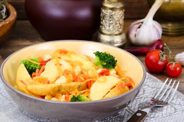 Buğulanmış sebze patates, havuç, Mısır, taze fasulye, soğan