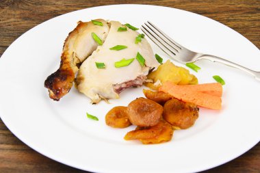 Kuru Kayısı, elma ve havuç ile pişmiş tavuk jambon