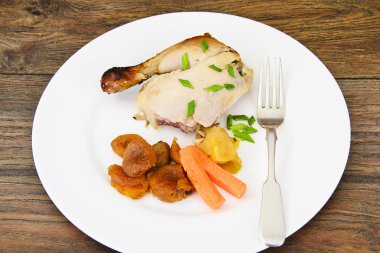 Kuru Kayısı, elma ve havuç ile pişmiş tavuk jambon