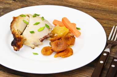 Kuru Kayısı, elma ve havuç ile pişmiş tavuk jambon