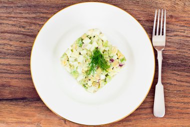 Avokado, haşlanmış yumurta, kırmızı soğan ve mayonez salatası