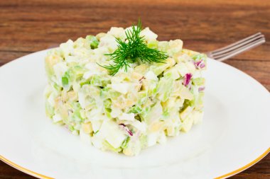 Avokado, haşlanmış yumurta, kırmızı soğan ve mayonez salatası