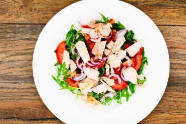 Roka, domates, hindi göğsü, üzüm çekirdeği yağı, salata soya