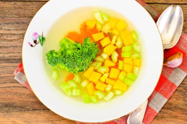 Brokoli, havuç ve kereviz, kabak ve tür tavuk çorbası
