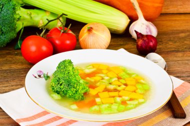 Brokoli, havuç ve kereviz, kabak ve tür tavuk çorbası